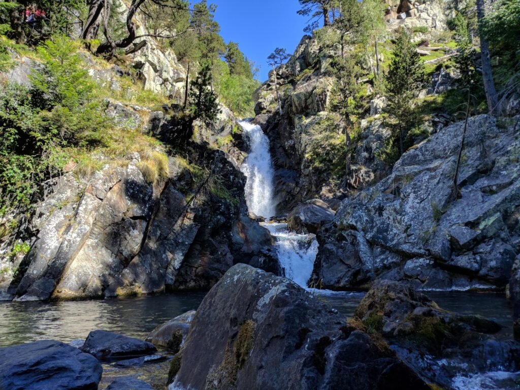 senderistas en el Valle de Benasque Senderismo en el Valle de Benasque con vistas al Aneto